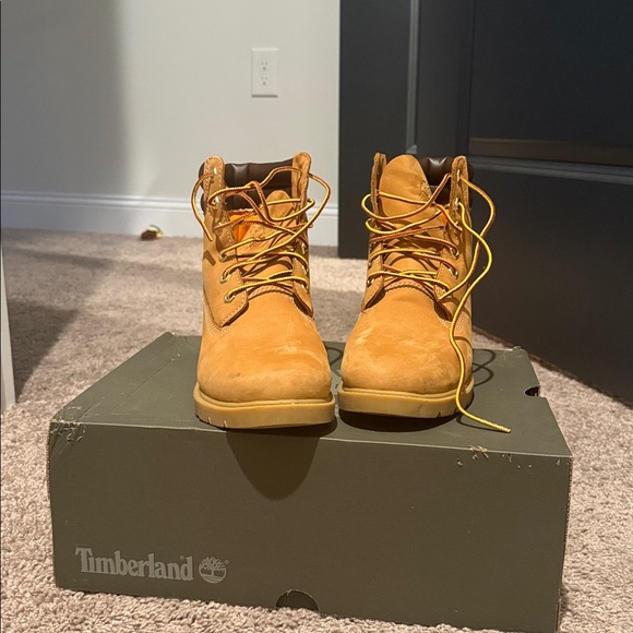 Timberland Women's Waterproof Boots WORN ONCE - Picture 2 of 4